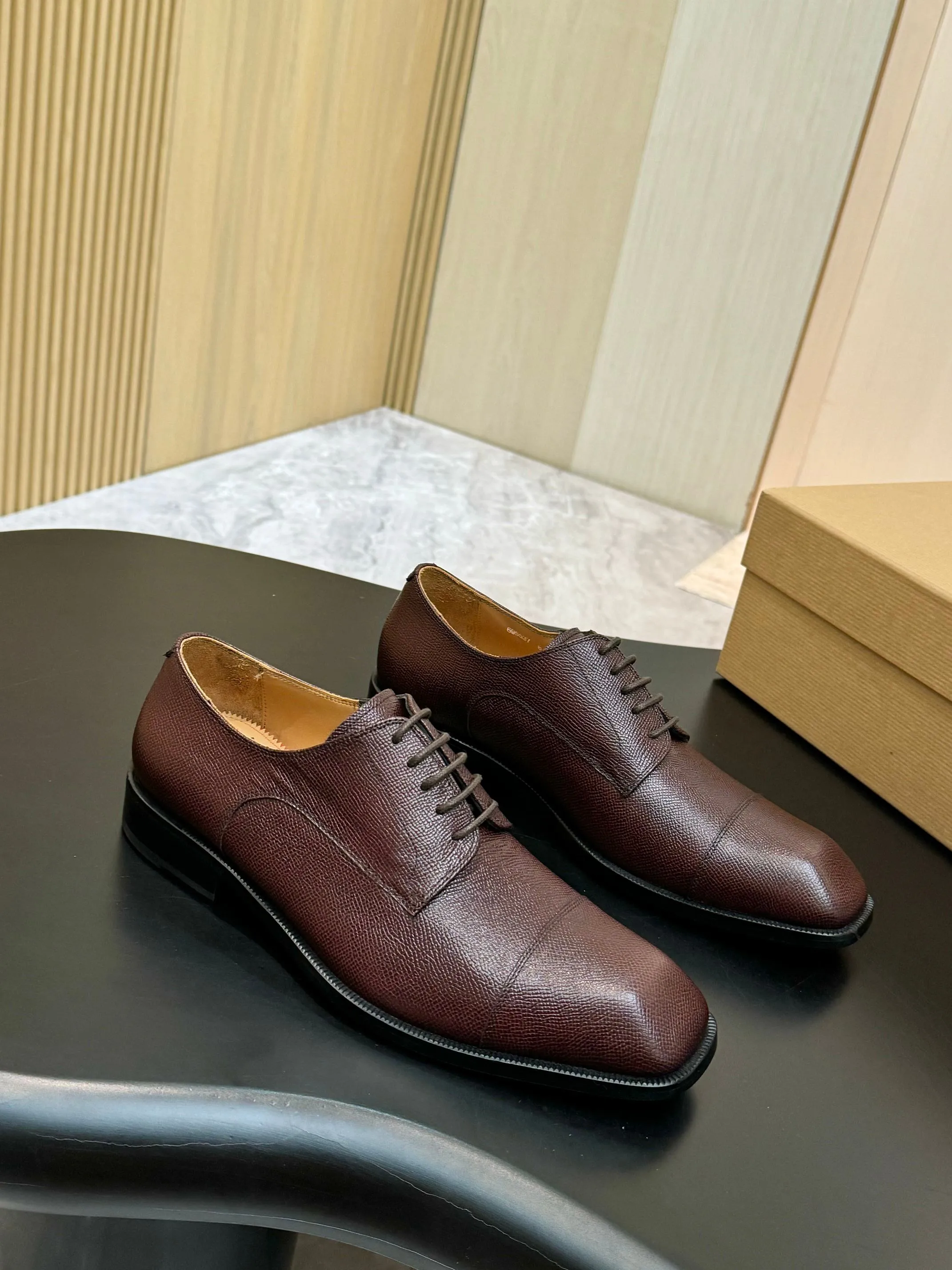 [CL red sole shoes] Top P: 1020💰 Size 39-44 (⚠️38.45.46.47 custom-made, non-returnable and non-exchangeable) 🆑High-end men's business formal leather shoes, original authentic top quality goods ••✅💯 Top original order purchasing agent! Original imported patterned cowhide ➕Imported cowhide lining ➕Cowhide feet ➕Original leather outsole~🉑️Feel free to compare the authentic ones!